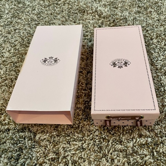 NWT Juicy Couture Vintage Brown Knit Gloves w Logo Medal Charm & Chain - Picture 4 of 5